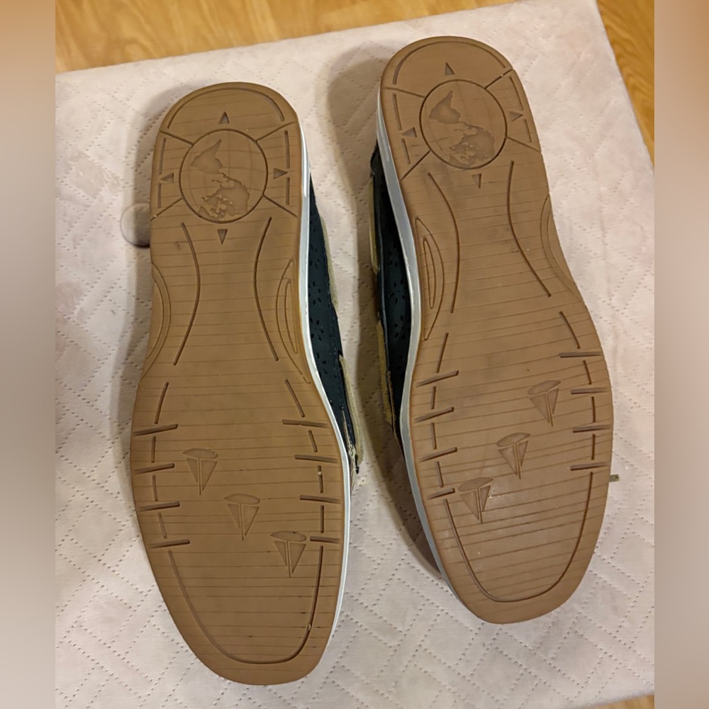 Navy & Tan leather moccasin look shoes with floral cut out design - size… - Picture 2 of 9